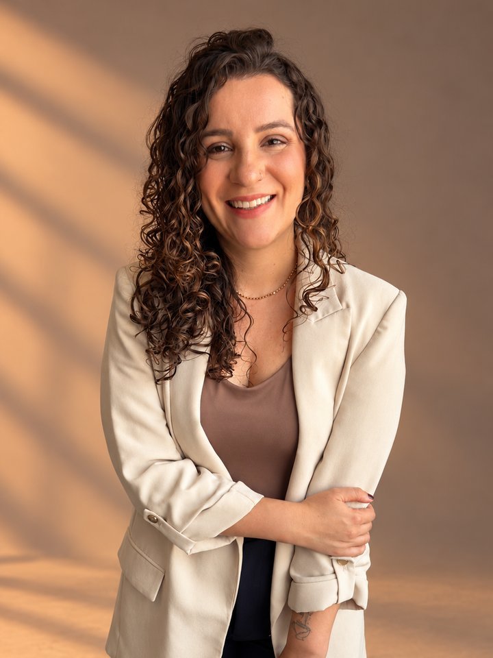 Priscila Castro Alves, psicóloga clínica, sentada em sessão
