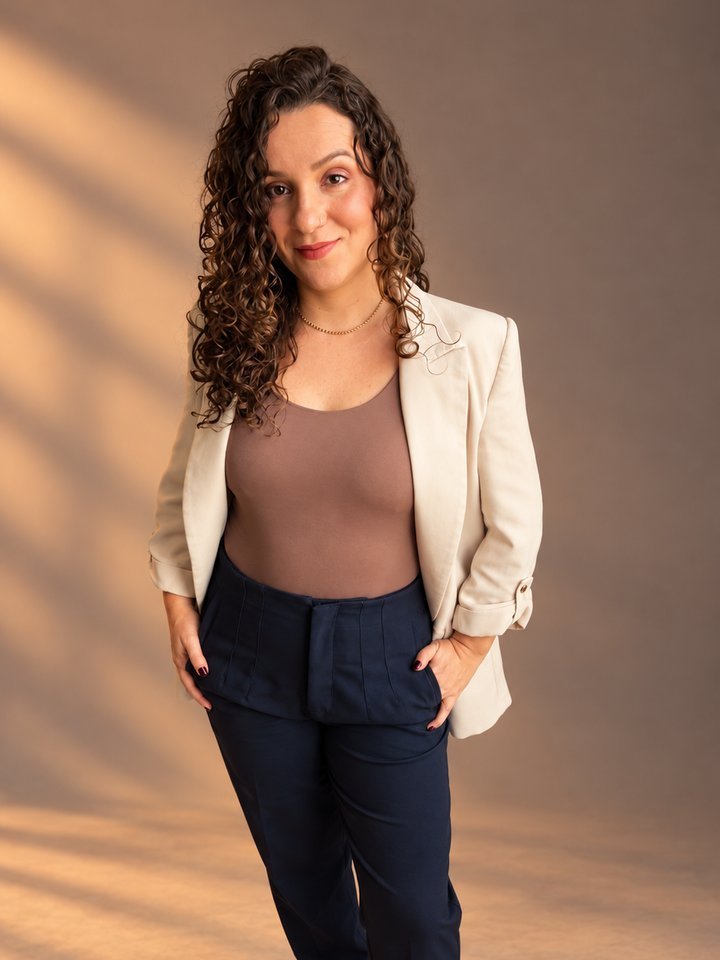 Priscila Castro Alves, psicóloga clínica, de pé